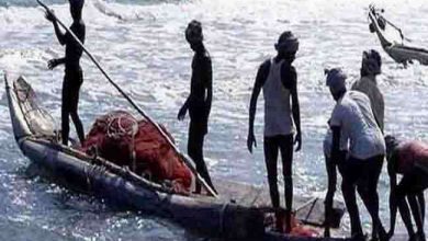 Photo of अरब सागर में तेज हवा के कारण दो नौका पलटी, 8 पाकिस्तानी मछुआरे लापता