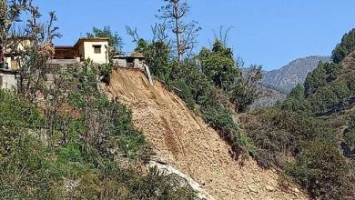 Photo of उत्‍तराखंड में झालीमठ में भूस्‍खलन होने के सारी गांव को खतरा,11 परिवारों को सुरक्षित स्‍थानों पर किया शिफ्ट