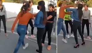 Photo of लड़कियों के बीच गैंगवार का एक ऐसा वीडियो तेजी से हो रहा वायरल, देखने के बाद आप भी हो जाएंगे  हैरान