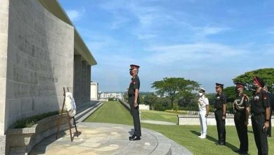 Photo of तीन दिवसीय दौरे पर सिंगापुर पर पहुंचे थल सेनाध्यक्ष जनरल नरवणे,द्वितीय विश्व युद्ध में शहीद हुए सैनिकों को दी श्रद्धांजलि