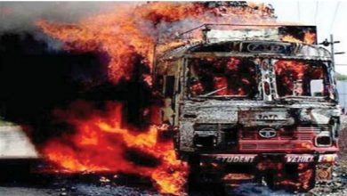 Photo of डीजल टैंकर और ट्रक में जोरदार भिड़ंत के बाद वाहनों में लगी आग,9 लोगों की जलकर हुई मौत