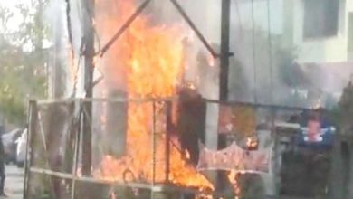 Photo of लखनऊ में ट्रांसफार्मर में लगी आग, दो कपड़े के ठेले भी आए चपेट में,दमकल विभाग ने कुछ ही देर में आग पर पाया काबू