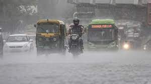 Photo of उत्तराखंड में पहाड़ से लेकर मैदानी इलाकों तक जमकर हो रही बारिश, मौसम विभाग ने जारी किया अलर्ट