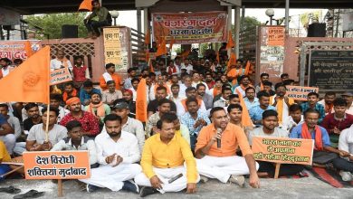 Photo of हिंदुओं पर हमलों के विरोध में बजरंग दल ने कानपुर के इन क्षेत्रों में धरना देने के साथ ही हनुमान चालीसा का भी किया पाठ