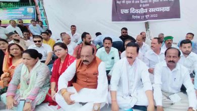 Photo of केंद्र सरकार की अग्निपथ योजना के विरोध में कांग्रेसियों ने किया सत्‍याग्रह, देहरादून के गांधी पार्क में करन माहरा समेत कई नेता बैठे धरने पर…