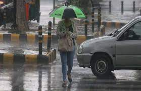 Photo of दिल्ली और आसपास के इलाकों में हुई झमाझम बारिश से उमस भरी गर्मी से लोगों को मिली राहत…  