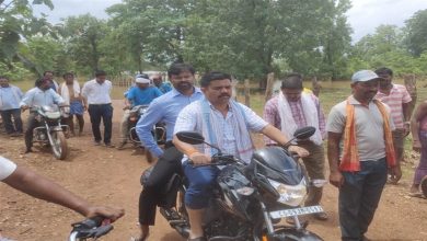 Photo of विधायक विक्रम शाह मंडावी और कलेक्टर राजेंद्र कटारा ने वर्षा से प्रभावित इलाकों का किया दौरा…