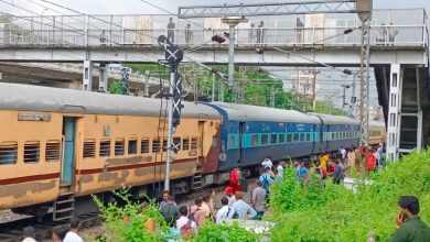 Photo of Indian Railway : कानपुर में इंटरसिटी ट्रेन पर टूटकर गिरी ओएचई लाइन, एक घंटे बाधित रहा लखनऊ रेल रूट