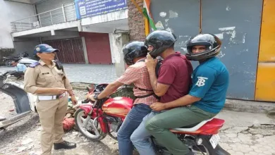 Photo of देहरादून यातायात पुलिस ने बाइक, स्कूटी पर ट्रिपलिंग यानि तीन लोगों के बैठने पर की सख्ती