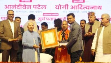 Photo of राज्यपाल आनंदी बेन पटेल व मुख्यमंत्री योगी आदित्यनाथ ने दिया 3.11 लाख रुपये,  प्रशस्ति पत्र व कांस्य की प्रतिमा