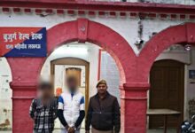 Photo of अफसरों की फटकार के बाद मड़ियाव पुलिस ने केस दर्ज कर 2 लोगो को किया गिरफ्तार