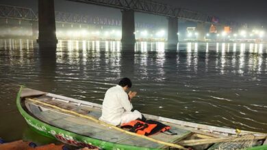 Photo of प्रयागराज: महाकुम्भ में रविवार शाम राजा भइया ने गंगा तट पर पूजा अर्चना की।