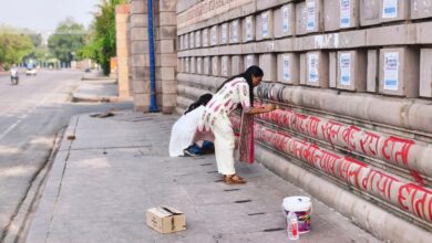 Photo of लखनऊ में समाजवादी पार्टी की महिला कार्यकर्ता ने प्रधानमंत्री मोदी के बयान पर दीवार पर पेंटिंग बनाकर जताया विरोध
