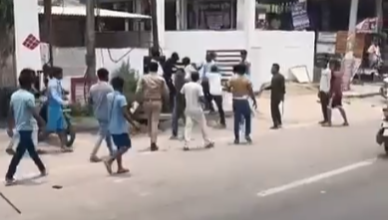 Photo of लखनऊ में सड़क पर हुई जमके मारपीट एसीपी मोहनलालगंज के ऑफिस के बाहर हुई जमकर मारपीट
