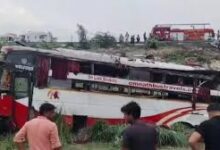Photo of आगरा-लखनऊ एक्सप्रेस वे पर बड़ा हादसा, डबल डेकर बस बेकाबू हो रेलिंग तोड़ नीचे गिरी
