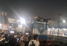 Photo of चारबाग स्टेशन पर युवक ट्रेन की छत पर चढ़ा
