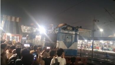Photo of चारबाग स्टेशन पर युवक ट्रेन की छत पर चढ़ा