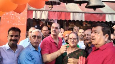 Photo of राजनाथ सिंह के जन्मदिन की पूर्व संध्या पर व्यापारियों ने दी दीर्घायु की शुभकामनाएं और किया प्रसाद वितरण।