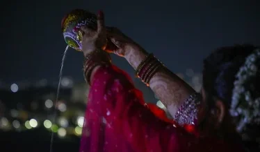 Photo of करवा चौथ से पहले खरीदारी का जश्न, महिलाओं की उमड़ी भीड़