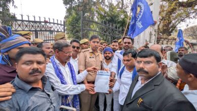 Photo of पुलिस की कार्यशैली के खिलाफ फूटा गुस्सा, सड़कों पर उतरी भीम आर्मी; SSP से सख्त कार्रवाई की मांग