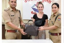 Photo of विदेशी महिला का खोया बैग लौटाकर उत्तराखंड पुलिस ने जीता दिल