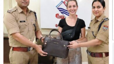 Photo of विदेशी महिला का खोया बैग लौटाकर उत्तराखंड पुलिस ने जीता दिल