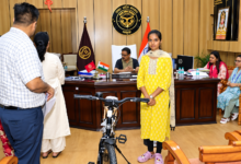 Photo of चोरी की फरियाद लेकर पहुंची आईटीआई छात्रा, बरेली डीएम ने दिलाई नई साइकिल