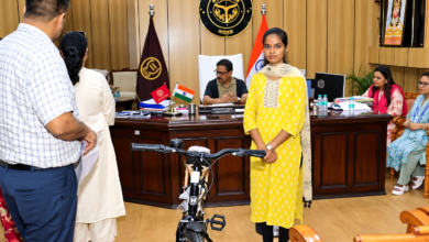 Photo of चोरी की फरियाद लेकर पहुंची आईटीआई छात्रा, बरेली डीएम ने दिलाई नई साइकिल