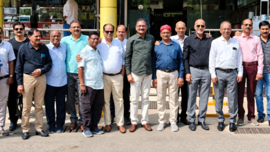 Photo of 44 साल बाद मिले SVPC के सहपाठी, डॉ. अतुल मलिकराम ने भेंट कीं पुस्तकें।