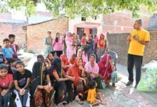 Photo of डॉ. सौरभ कुमार अग्रवाल ने बांटे निशुल्क सेनेटरी पैड