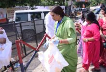 Photo of सभा के बाद डॉ. अर्चना गुप्ता ने चलाया स्वच्छता अभियान