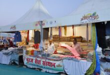 Photo of ब्रजरज उत्सव में छाया स्वदेशी का जादू, ओडीओपी और खादी उत्पादों की खरीदारी को उमड़ी भीड़